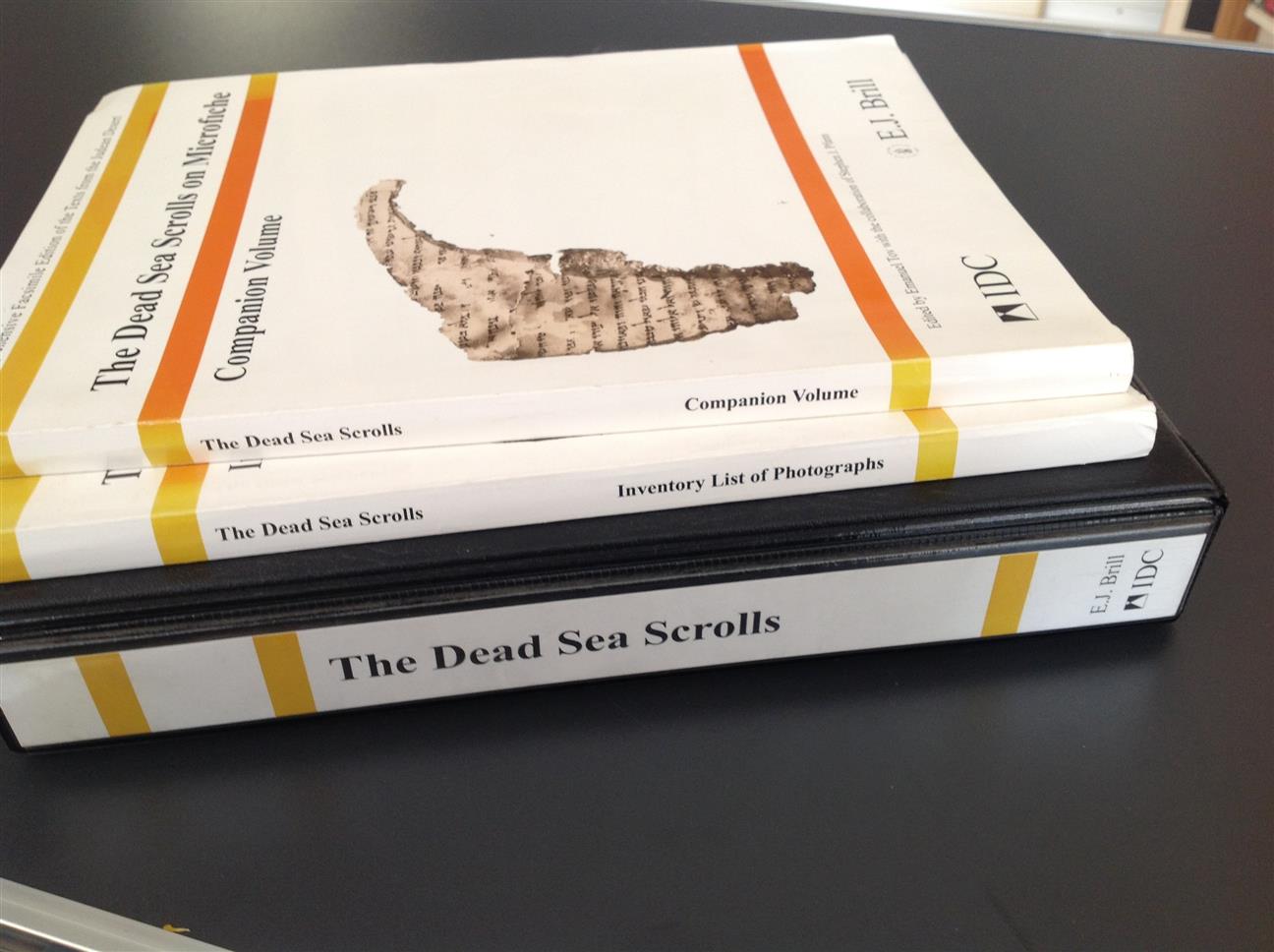 Israel Antiquities Authority - The Dead Sea scrolls on microfiche: a comprehensive facsimile edition of the texts from the Judean desert